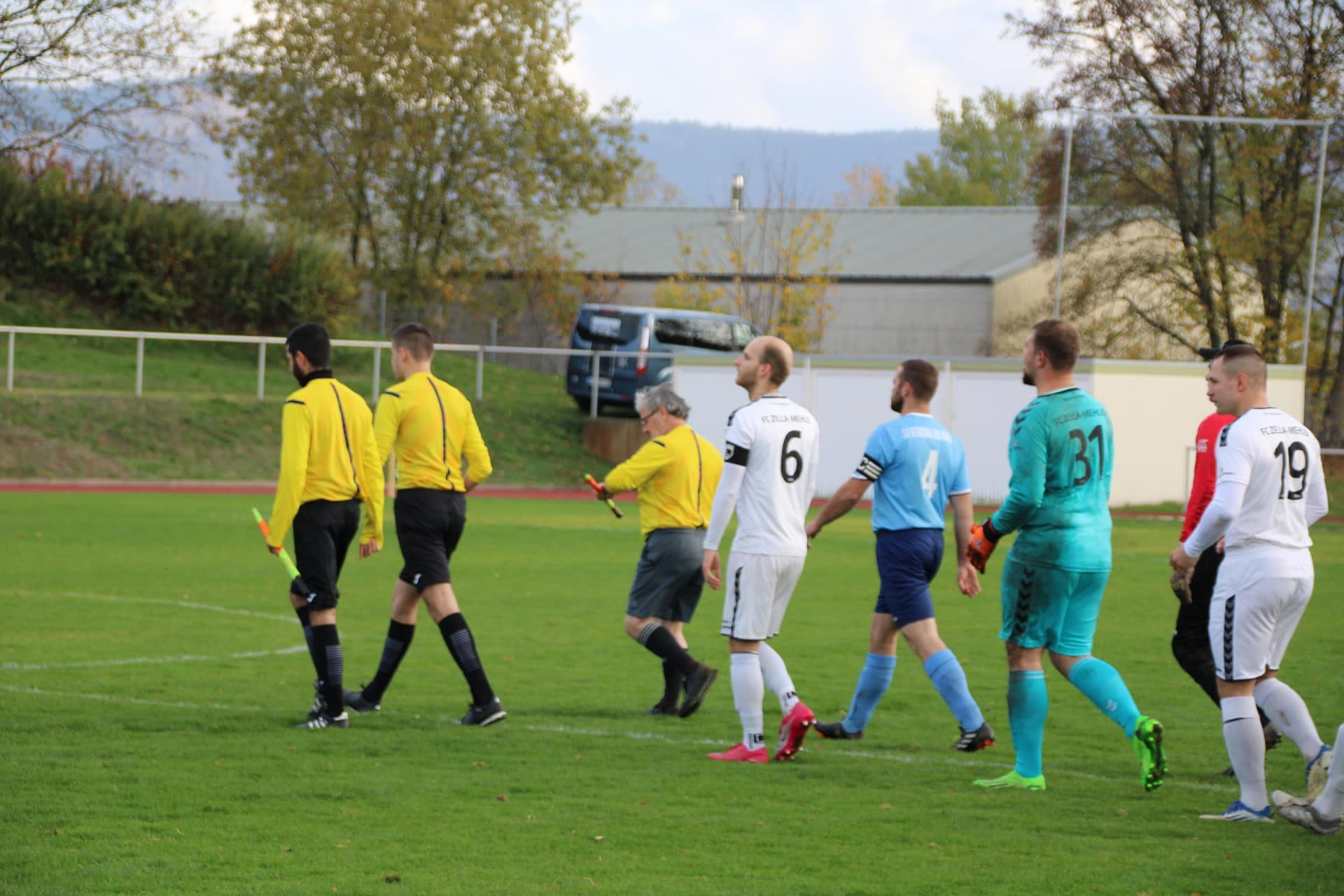 Eintracht Breitenfeld (in weiß) und der Schorfdorfer Kapitän Jannik Hartmann (in blau) beim letzten Derby.